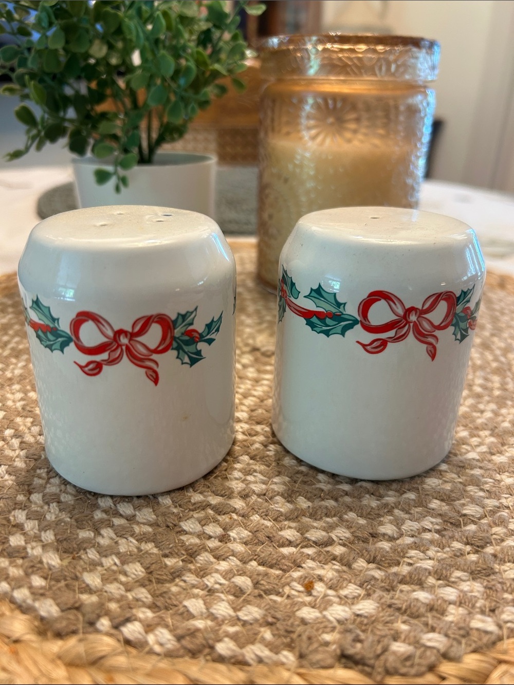 Christmas Ribbons
by INTERNATIONAL Salt and Pepper set